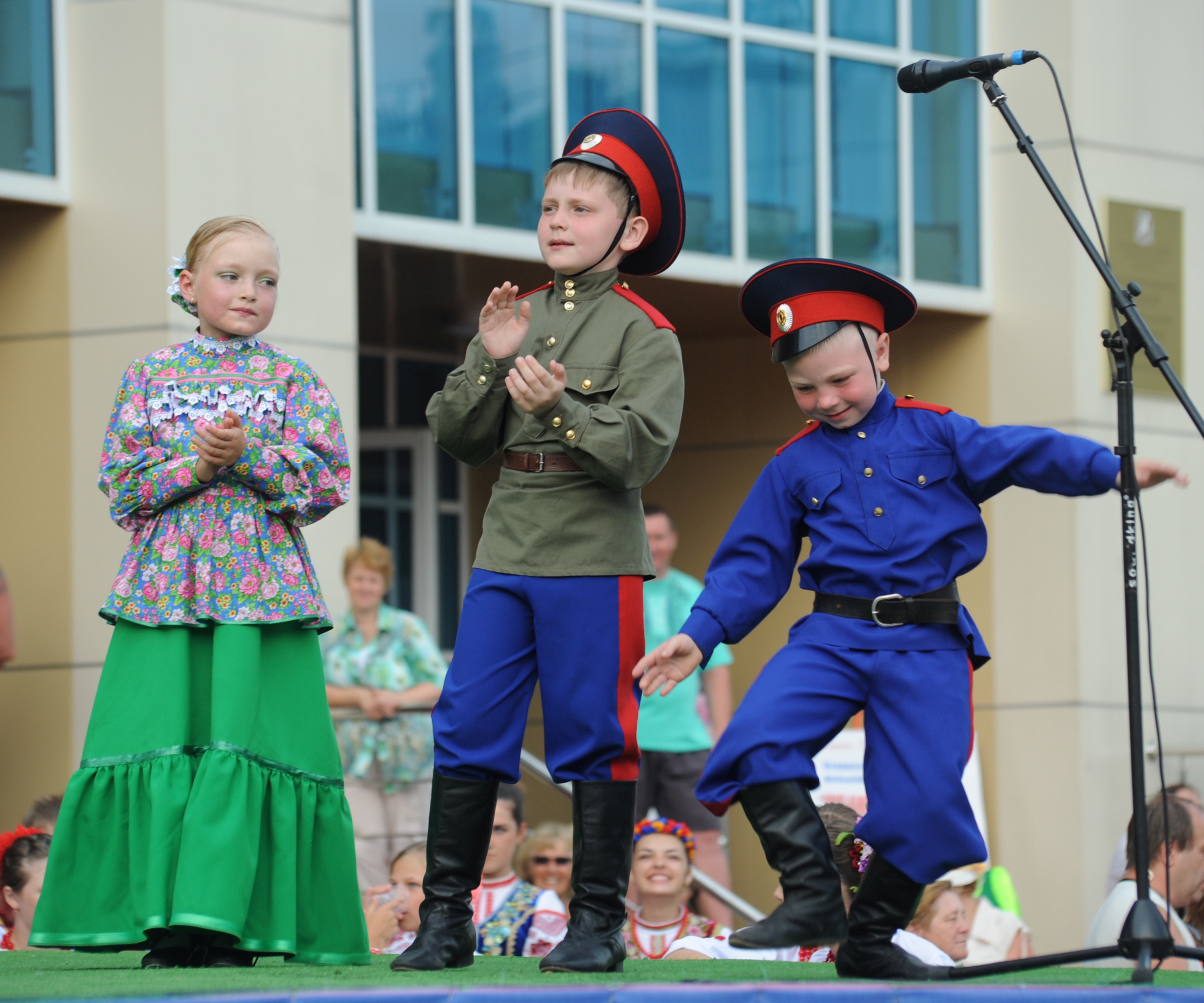 Конкурс детской казачьей песни. Казачата дети казак казачка Кубанские. Казачий костюм. Казачьи дети. Детские казачьи костюмы.