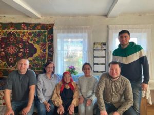 Фото 3. Участники экспедиции с Никоновой М. П. (Добряков А. Ю., Пислегова О. Л., Никонова М. П., Байкова Е. В., Корнилов Д. Л., Анисимов Н. В.), д. Дубровское Киясовского р-на Удмуртской Республики, апрель 2023 г.